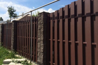 Забор из евроштакетника с кирпичными столбами 25 метров фото в Темрюке