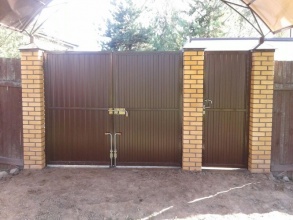 профнастил с распашными воротами - пример 11 фото в Темрюке