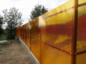 Забор из поликарбоната на металлическом каркасе 20 соток фото цена за метр под ключ