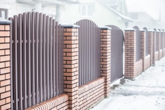 Забор из евроштакетника с кирпичными столбами 6 соток фото недорого