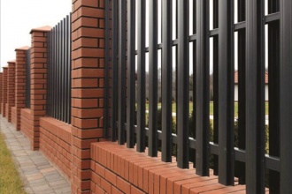 Забор из евроштакетника с кирпичными столбами 20 соток фото в Темрюке