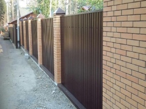 Забор из профнастила с кирпичными столбами 72 метра фото в Темрюке