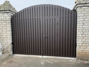 Ворота распашные из евроштакетника - пример 2 фото в Темрюке