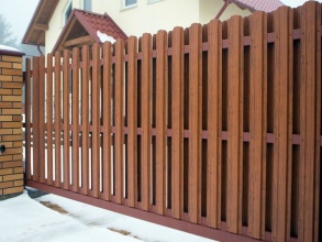 Забор из евроштакетника с кирпичными столбами 200 метров фото в Темрюке