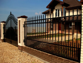 Сварные заборы с кирпичными столбами 12 метров фото в Темрюке