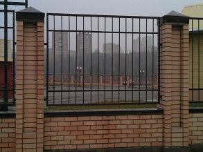 Сварные заборы с кирпичными столбами 90 метров фото цена за метр