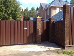 Забор из профнастила с кирпичными столбами 115 метров фото под ключ