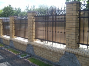 Кирпичный забор с ковкой  80 метров фото в Темрюке