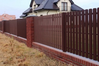 Забор из евроштакетника с кирпичными столбами 8 соток фото в Темрюке